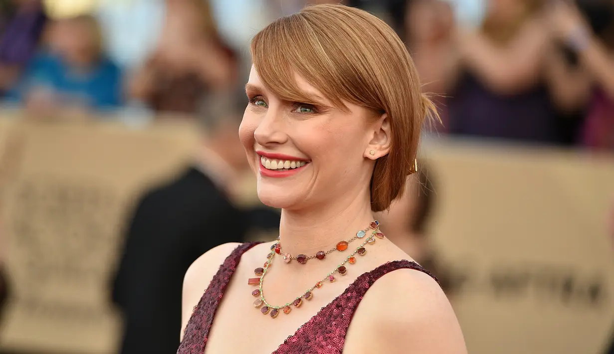 Aktris Bryce Dallas Howard menghadiri ajang Screen Actors Guild (SAG) Awards di Los Angeles, Minggu (29/1). Bryce dinominasikan pada SAG Awards 2017 untuk film Black Mirror. (Jordan Strauss/Invision/AP)