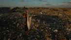 Seorang anak Palestina yang mengungsi mencari kayu bakar dan plastik di tempat pembuangan sampah di samping kamp tenda darurat tempat keluarganya berlindung, di Khan Younis, Jalur Gaza selatan, Selasa 30 September 2025. (AP Photo/Jehad Alshrafi)