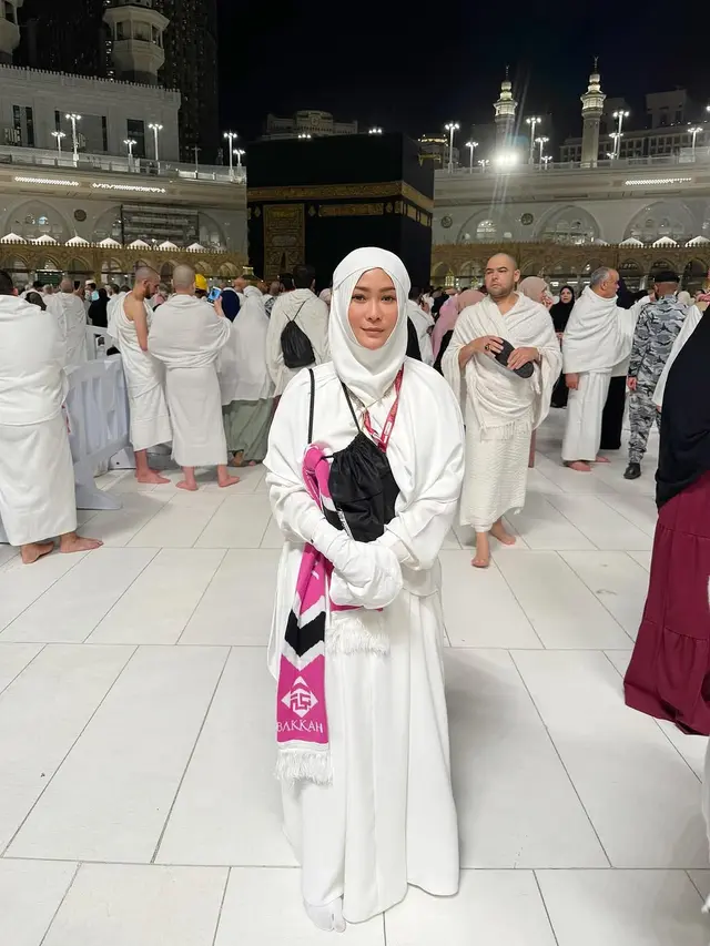 6 Potret Inul Daratista Umrah Jelang Ramadhan, Bertemu Ayah-Ibu Ayu Ting Ting