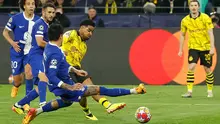 Bek Borussia Dortmund, Ian Maatsen, melepaskan tembakan yang berbuah gol saat menghadapi Atletico Madrid di leg kedua perempat final Liga Champions yang digelar di Signal Iduna Park, Rabu (17/4/2024) dini hari WIB. (Odd ANDERSEN / AFP)