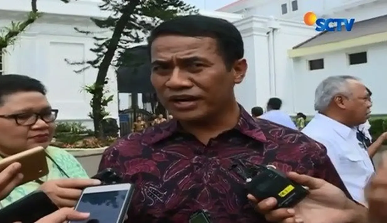 Ditemui usai rapat kabinet, Menteri Pertanian, Amran Sulaiman, angkat bicara soal kasus beras oplosan.