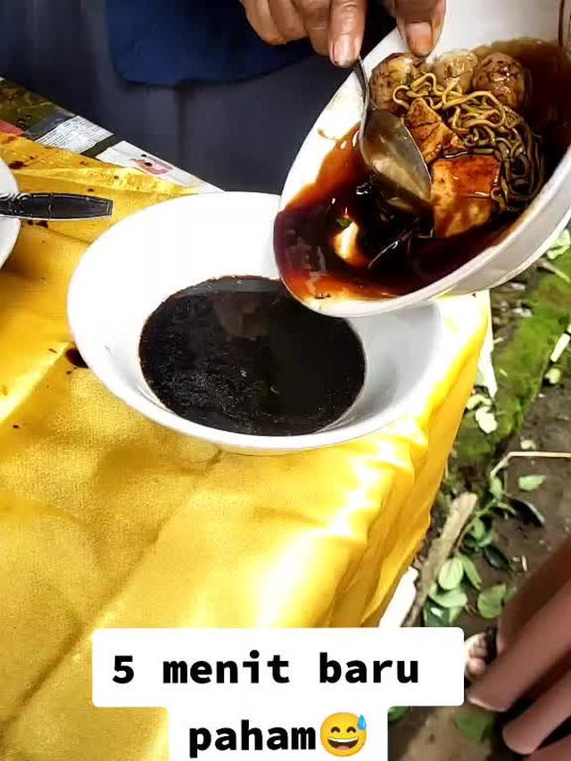 6 Momen Apes Ketumpahan Kecap saat Makan Ini Bikin Elus Dada