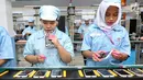 Teknisi sedang melakukan tes audio pada smartphone Xiaomi di pabrik PT. Sat Nusapersada, Batam, Senin (4/11). Xiaomi resmi diproduksi di Indonesia pada Februari 2017. (Liputan6.com/Fery Pradolo)