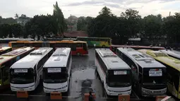 Bus antarkota antarprovinsi saat menunggu penumpang di Terminal Kampung Rambutan, Jakarta, Senin (8/12/2014). (Liputan6.com/Miftahul Hayat)