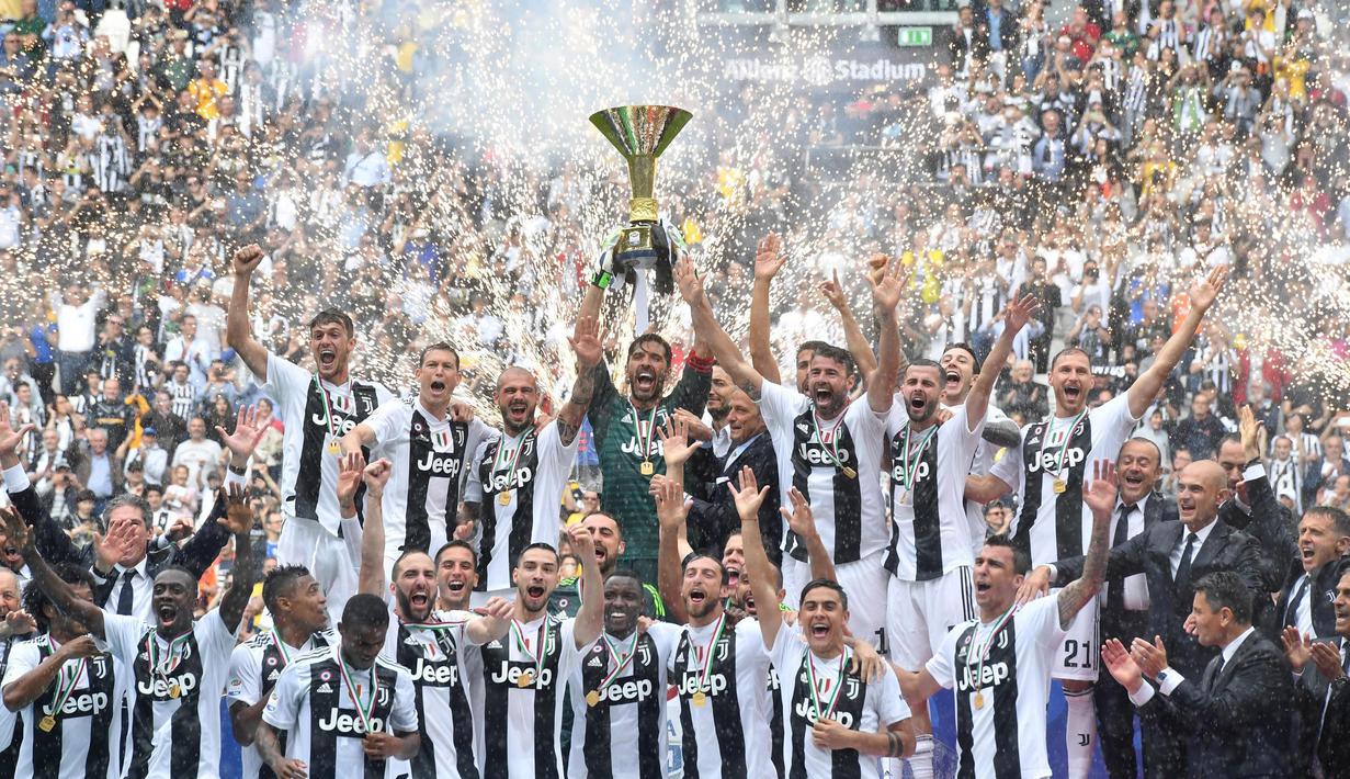 Para pemain Juventus mengangkat trofi Serie A usai kalahkan Hellas Verona di Allianz Stadium Turin, Italia, (19/5/2018). Juventus sukses raih gelar Seri A tujuh kali  beruntun.  (Alessandro Di Marco/ANSA via AP)