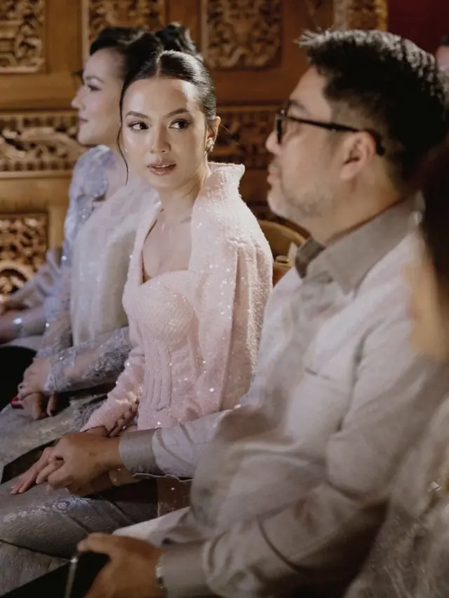 Potret Tunangan Penyanyi Adikara.