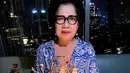 Emmy Syarif terlihat begitu bahagia menyambut usia barunya. Meski sudah tak lagi muda, ia tampak awet muda dengan balutan baju biru motif putih yang cerah. Kue ulang tahun berwarna pink dengan hiasan bunga dan tulisan Happy Birthday berwarna emas membuatnya elegan. (Liputan6.com/IG/@emmymuchlis)