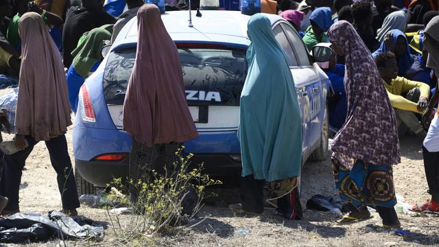 Italia berupaya pindahkan ribuan migran yang mencapai pulau kecil dalam sehari