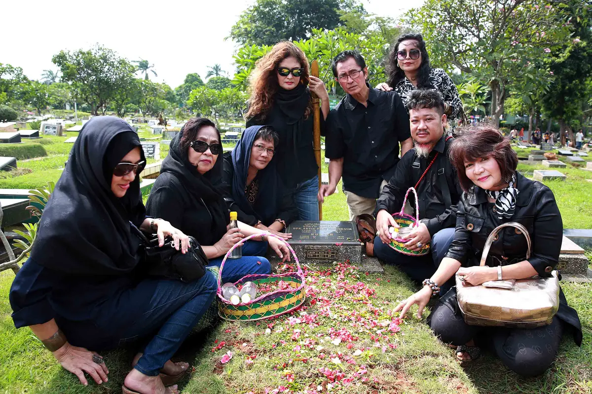[Bintang] Anggota PARFI Ziarah ke Makam H. Usmar Ismail 