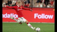 Donny van de Beek awalnya digadang-gadang akan menjadi pemain kunci Manchester United karena pernah menjadi pemain penting Erik ten Hag saat menangani Ajax Amsterdam. Sayangnya, ia malah lebih banyak dicadangkan. Peluangnya menembus starting XI juga cukup tipis karena Christian Eriksen dan Scott McTominay tampil impresif, begitu juga Bruno Fernandes. Masalah Van de Beek makin pelik usai kedatangan Casemiro di skuat MU. (AFP/Martin Keep)
