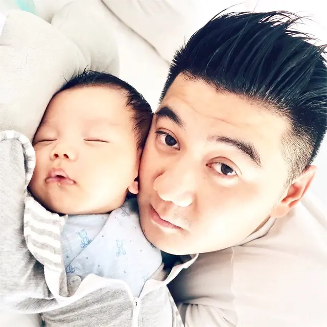 7 Momen Chef Arnold Waktu Asuh Anak Ini Bikin Gemas
