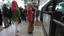Raden Ajeng Kartini merupakan salah satu sosok pahlawan nasional yang memperjuangkan hak perempuan Indonesia untuk mendapat akses pendidikan, kebebasan serta kesetaraan. Tampak dalam foto, sejumlah perempuan mengenakan kebaya saat berada di Halte TransJakarta di sekitar kawasan Bundaran Hotel Indonesia, Jakarta, Selasa (21/4/2026). (Kapanlagi.com/Budy Santoso)