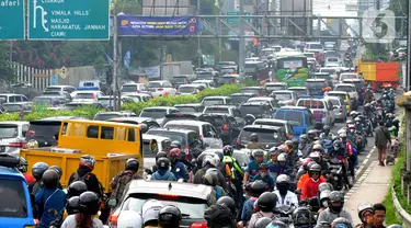 Sejumlah kendaraan terjebak kemacetan panjang menuju jalur Puncak, Gadog, Bogor, Jawa Barat, Minggu (15/5/2022). Libur panjang Hari Raya Waisak menyebabkan volume kendaraan dari arah Jakarta menuju kawasan wisata Puncak terpantau padat. (merdeka.com/Arie Basuki)