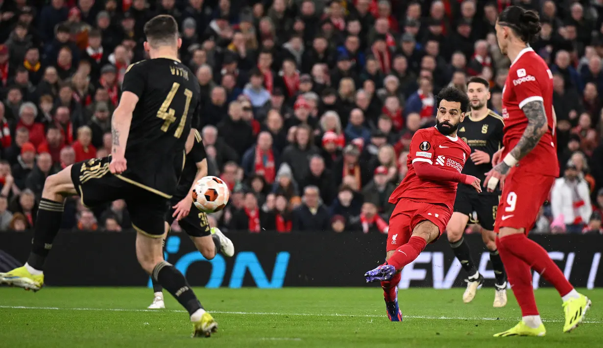 Pemain Liverpool, Mohamed Salah (ketiga kanan) mencetak gol ke gawang Sparta Praha pada laga leg kedua 16 besar Liga Europa 2023/2024 di Anfield, Liverpool, Inggris, Jumat (15/03/2024). (AFP/Oli Scarff)