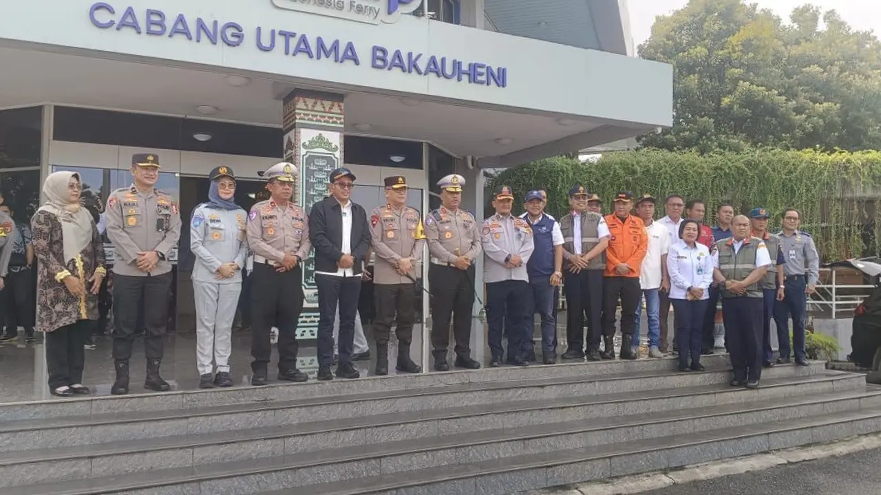 Kepala Korps Lalu Lintas (Kakorlantas) Polri, Irjen Pol Agus Suryo Nugroho meninjau kesiapan arus mudik di Pelabuhan Bakauheni dan Merak. Foto : (Istimewa).