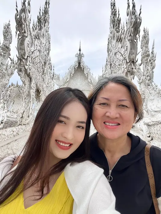 Sama seperti liburannya ke Bali, dalam liburannya ke Thailand, Wilo juga ditemani oleh sang ibundanya. Dalam berbagai kesempatan ia banyak mengunggah potret kebersamaannya dengan sang ibu saat jalan-jalan di Thailand. Keduanya memang kerap tampil kompak dalam berbagai acara sebagai ibu dan anak. (Liputan6.com/IG/natashawilona12)