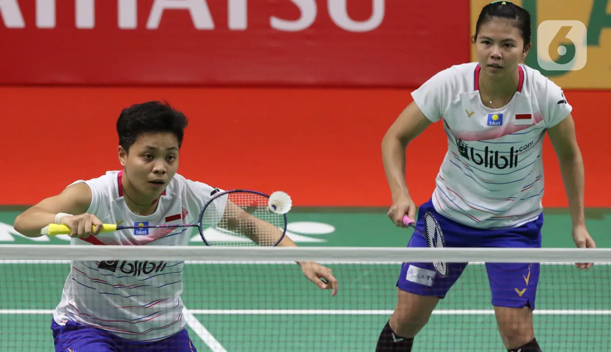 Pebulutangkis Indonesia, Greysia Polii/Apriyani Rahayu mengembalikan kok ke arah Liu Xuan Xuan/Xia Yu Ting (China) pada babak pertama ganda putri Indonesia Masters 2020 di Istora GBK, Jakarta, Rabu (15/1/2020). Greysia Polii/Apriyani unggul 22-24, 21-17, 21-15. (Liputan6.com/Helmi Fithriansyah)