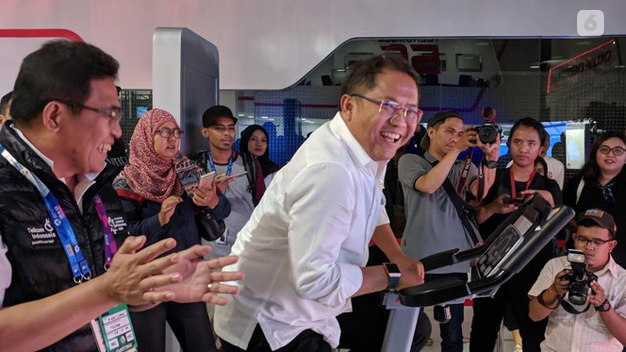 Menkominfo Rudiantara menjajal wahana teknologi 5G di Telkomsel 5G Experience Center. Liputan6.com/Jeko I.R