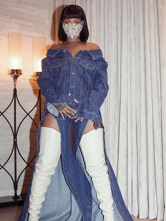 Selama beberapa tahun ini Rihanna dan Drake memang sudah memutuskan untuk mengakhiri hubungannya. Meskipun begitu, keduanya tetap menjalin hubungan baik layaknya sepasang sahabat. (Instagram/badgalriri)