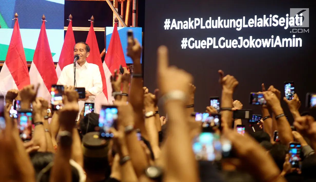 Capres petahana Jokowi memberikan sambutan pada acara Deklarasi Alumni Pangudi Luhur (PL) di SCBD, Jakarta, Rabu (6/2). Ratusan alumni PL hadiri dukungan untuk Jokowi-Ma'ruf Amin. (Liputan6.com/HO/Jo)