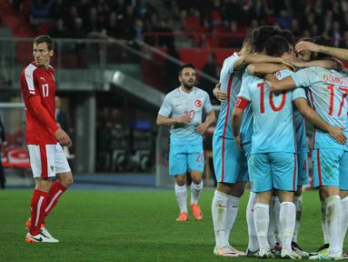 Para pemain Timnas Turki merayakan gol pertama yang dicetak Hakan Calhanoglu pada menit ke-43 ke gawang Austria pada laga persahabatan di Stadion Ernst Happel, Wina, Austria, Rabu (30/3/2016) dini hari WIB. (Bola.com/Reza Khomaini)