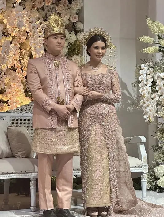 Riasan mata pun dibuat dibuat simple tak berlebihan. Cocok dengan kebaya coklat panjang berpayet. [@chiccaervika]