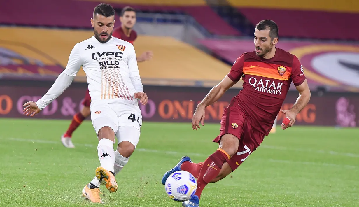 Pemain Benevento, Iago Falque berebut bola dengan gelandang AS Roma, Henrikh Mkhitaryan dalam lanjutan Serie A Italia, di Stadion Olimpico, Senin (19/10/2020). AS Roma menang 5-2 atas tamunya Benevento dalam laga tersebut. (Luciano Rossi/LaPresse via AP)