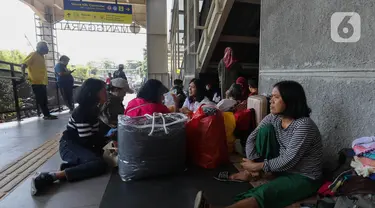 Warga terdampak kebakaran beristirahat memenuhi area pelataran Stasiun Kereta Api Bandara, Manggarai, Jakarta, Selasa (13/8/2024). (Liputan6.com/Angga Yuniar)