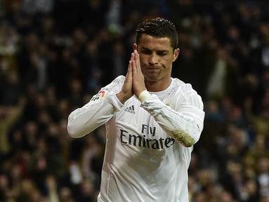 Bintang Real Madrid, Cristiano Ronaldo, merayakan gol yang dicetaknya ke gawang Sevilla pada laga La Liga Spanyol di Stadion Santiago Bernabeu, Madrid, Minggu (20/3/2016). Madrid menang 4-0 atas Sevilla. (AFP/Pierre-Philippe Marcou)