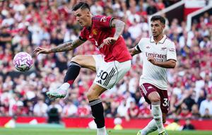 Martin Zubimendi dari Arsenal, kanan, menantang Benjamin Sesko dari Manchester United dalam pertandingan Premier League&nbsp;antara Manchester United dan Arsenal di Stadion Old Trafford di Manchester, Inggris, Minggu, 17 Agustus 2025. (Foto AP/Dave Thompson)