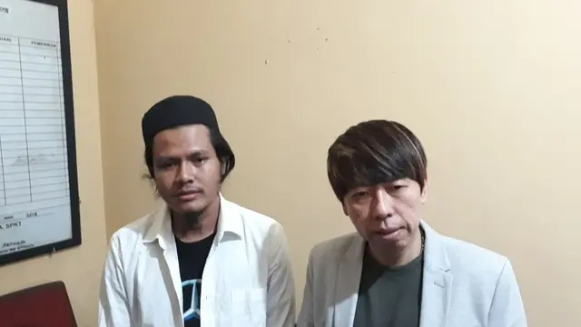 Fiqih Alamsyah bersama kuasa hukumnya, Henry Indraguna