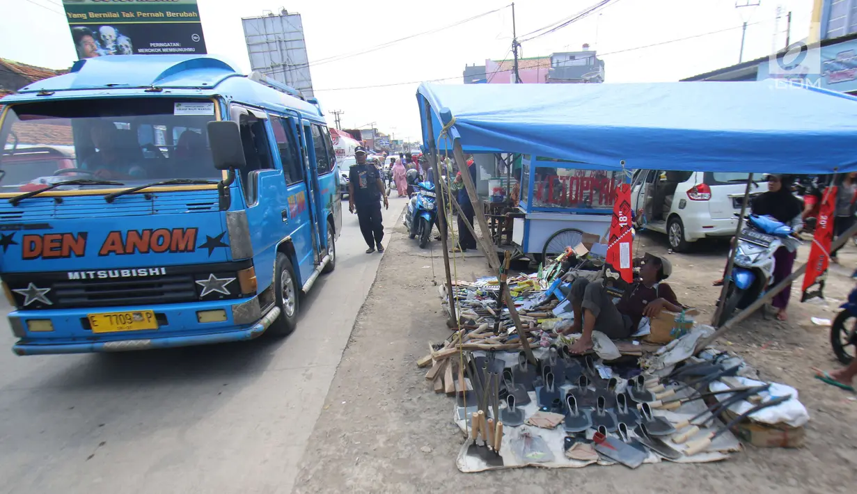 Suasana kemacetan di pasar Tumpah Bangkir Indramayu, Jawa Barat, Jumat (30/6). Pasar Tumpah Bangkir yang di padati pengunjung di H+5 libur lebaran menyebabkan kemacetan arus lalu lintas ke Arah Jakarta. (Liputan6.com/Helm Afandi)