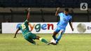Pemain Persela Lamongan Moch Zaenuri (kanan) menghadang laju pemain Persebaya Surabaya Rifaldi Bawuo dalam pertandingan babak penyisihan Grup C Piala Menpora 2021 di Stadion Si Jalak Harupat, Bandung, Sabtu (3/4/2021). Laga berakhir 0-0. (Bola.com/Ikhwan Yanuar)