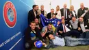  Delegasi sepak bola Kosovo terlihat bahagia saat berfoto merayakan diterimnya Kosovo sebagai anggota UEFA pada kongres UEFA ke-40 tahun di Hungexpo Fair Center, Budapest, Hungary, (3/52016). (AFP/Attila Kisbenedek)