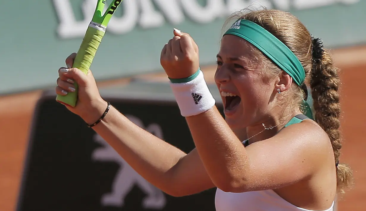 Petenis Latvia, Jelena Ostapenko, melakukan selebrasi usai mengalahkan petenis Swiss, Timea Bacsinszky di semifinal Prancis Terbuka di Roland Garros, Paris Jumat (9/6/2017). Jelena Ostapenko menang dengan skor 7-6(4), 3-6, 6-3. (AP/Michel Euler)