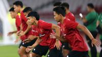 Semangat para pemain Timnas Indonesia saat menjalani latihan di SUGBK, Senayan hari Minggu (18/06/2023) malam WIB. (Bagaskara Lazuardi/Bola.com)