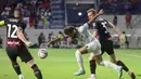 Penyerang Liverpool, Mohamed Salah berusaha membawa bola dari kawalan pemain AC Milan, Ante Rebic dan Tommaso Pobega selama pertandingan  Dubai Super Cup 2022 di stadion al-Maktoum, Uni Emirat Arab, Jumat (16/12/2022). Liverpool menang telak atas AC Milan 4-1. (AFP/Karim Sahib)