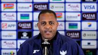 Pelatih Timnas Indonesia, Patrick Kluivert berbicara kepada awak media jelang laga melawan Bahrain, Senin (23/3/2025). (Bola.com/Bagaskara Lazuardi)
