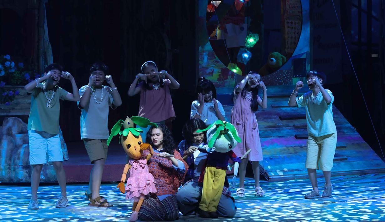 Hal ini seiring meningkatnya minat publik terhadap pertunjukan berbasis narasi lokal. Tampak dalam foto, pelakon saat menampilkan drama musikal bertajuk Musikal Perahu Kertas di Ciputra Artpreneur, Jakarta, pada Jumat 30 Januari 2026. (Kapanlagi.com/Budy Santoso)