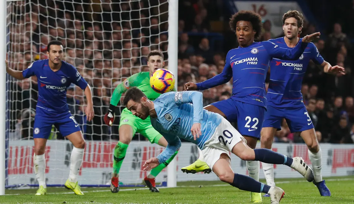 Gelandang Manchester City, Bernardo Silva, menyundul bola saat melawan Chelsea pada laga Premier League di Stadion Stamford Bridge, London, Minggu (9/12). Chelsea menang 2-0 atas City. (AFP/Adrian Dennis)