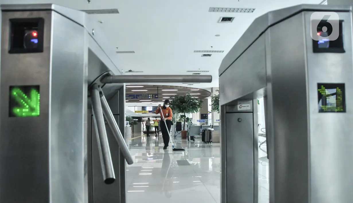 Suasana di Stasiun BNI City yang kini telah dilengkapi papan penunjuk arah untuk layanan penumpang di  Dukuh Atas, Jakarta Pusat, Senin (25/7/2022). PT Kereta Commuter Indonesia (KCI) berencana menjadikan Stasiun BNI City yang sebelumnya khusus melayani penumpang kereta Bandara Soekarno-Hatta untuk pemberhentian KRL seiring akan dinonaktifkannya Stasiun Karet. (merdeka.com/Iqbal S Nugroho)