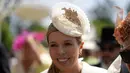 Carrie Johnson, istri Perdana Menteri Inggris Boris Johnson, tersenyum pada hari keempat pertemuan pacuan kuda Royal Ascot di Ascot Racecourse, Ascot, Inggris, 17 Juni 2022. (AP Photo/Alastair Grant)