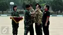 Jenderal Panglima TNI Moeldoko memberikan pembaretan dan jaket kepada Pimpinan Redaksi, Jakarta, Selasa (16/6/2015). Pembaretan ini sebagai bentuk penghargaan kepada media yang mempunyai peran penting dalam kehidupan sosial. (Liputan6.com/JohanTallo)