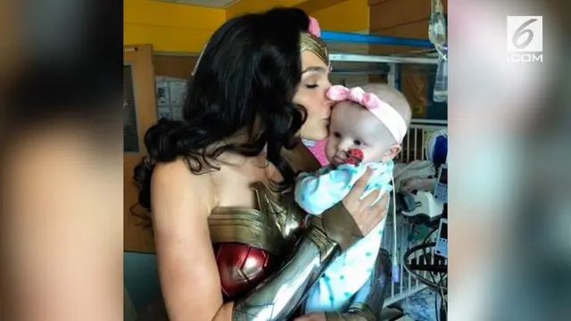 Gal Gadot datang mengunjungi sebuah rumah sakit anak di Virginia lengkap dengan kostum Wonder Woman.