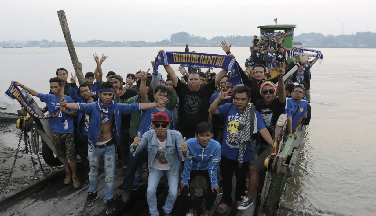 Para Bobotoh foto bersama sebelum turun dari kapal feri yang menyeberangi mereka melintasi Sungai Mahakam. (Bola.com/Vitalis Yogi Trisna)