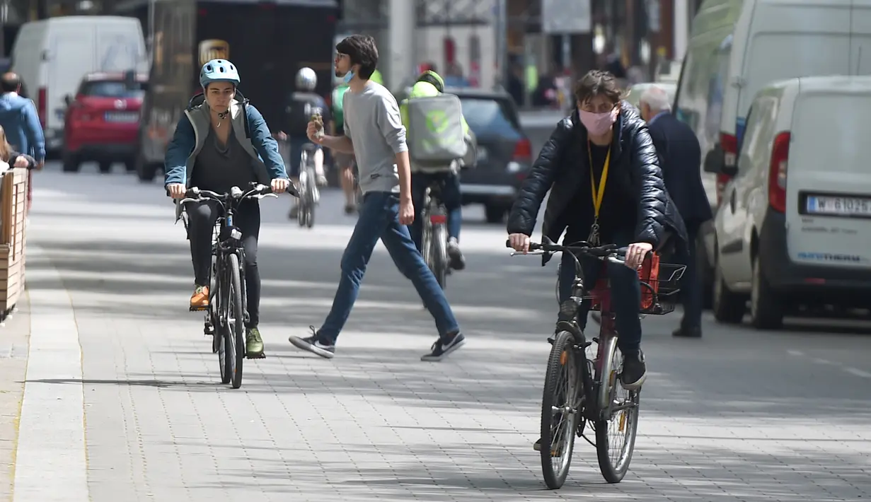 Sejumlah pengendara sepeda terlihat di sebuah jalan di Wina, Austria, (13/5/2020).  Jumlah keseluruhan pengendara sepeda meningkat 20 persen pada April 2020 dibandingkan dengan periode yang sama pada 2019. (Xinhua/Guo Chen)