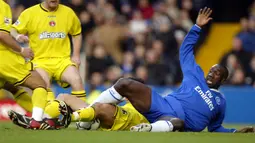 Jimmy Floyd Hasselbaink didatangkan Chelsea dari Atletico Madrid pada awal musim 2000/2001. Pada musim pertamanya ia langsung mencetak 23 gol di Premier League dari 35 laga dan kembali diulanginya dengan catatan gol yang sama pada musim keduanya. Selama 4 musim membela The Blues hingga 2003/2004, ia sukses mengoleksi 69 gol di Premier League dari total 136 laga. (AFP/Jim Watson)