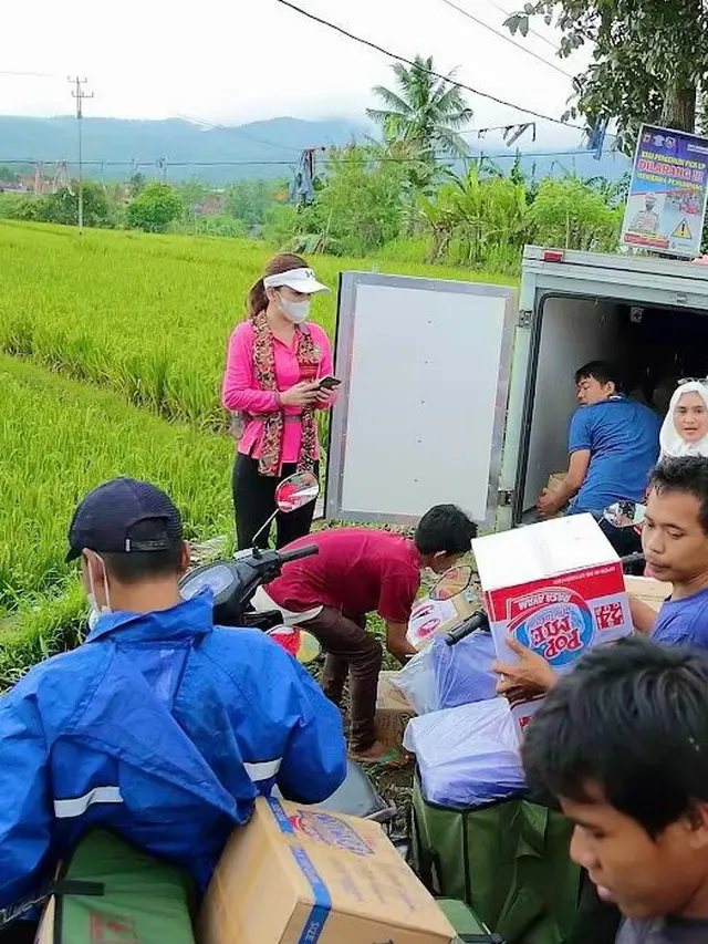Heni Tania saat menyalurkan bantuan untuk korban gempa Cianjur (https://www.instagram.com/p/CldR9ehvBb5/)