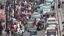 Ribuan orang memadati dikawasan Tanah Abang, Jakarta, Minggu (19/6). Lalu lintas sedikit terganggu akibat membludaknya warga yang ingin berbelanja dikawasan Tanah Abang. (Liputan6.com/Faizal Fanani)