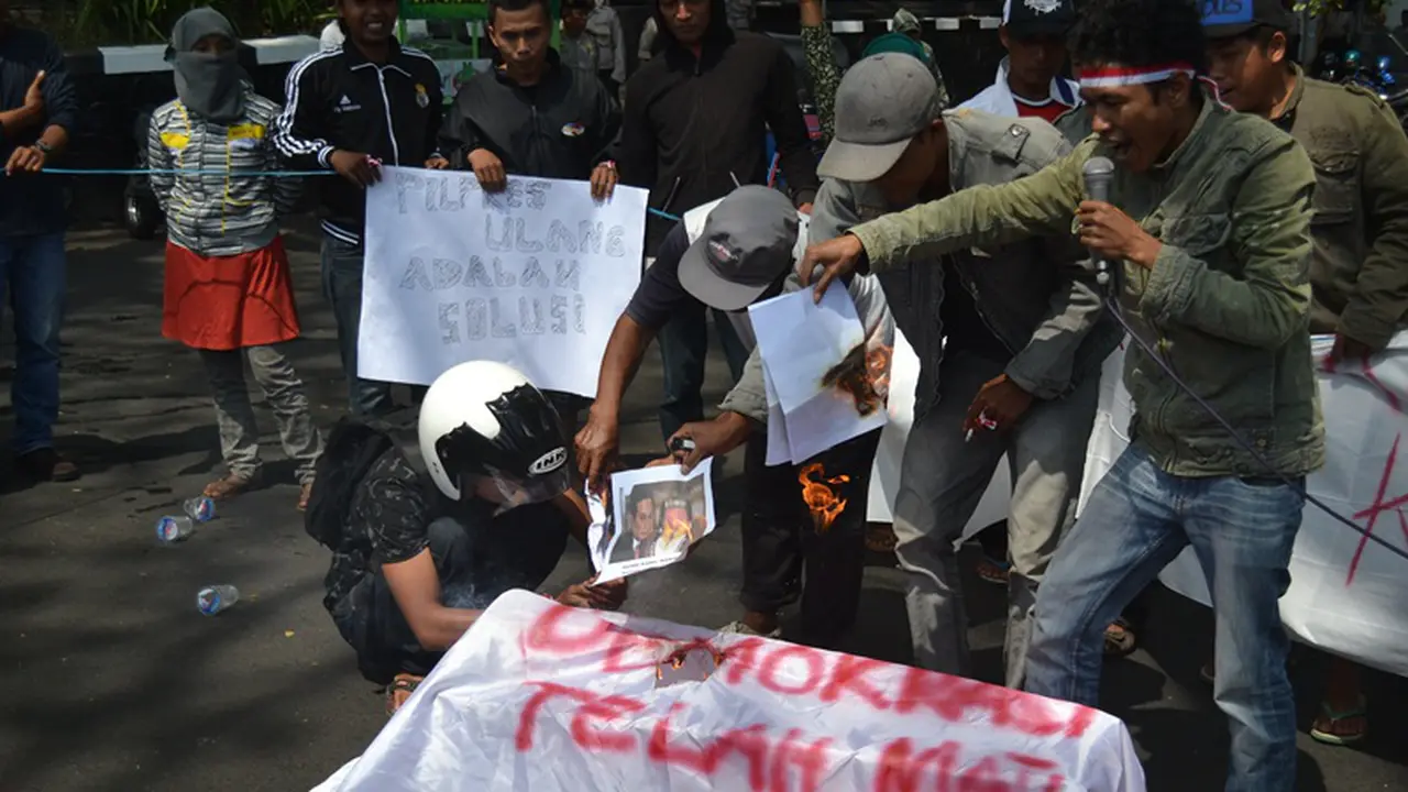 Protes KPU di Malang, Keranda Bergambar Ketua KPU Dibakar